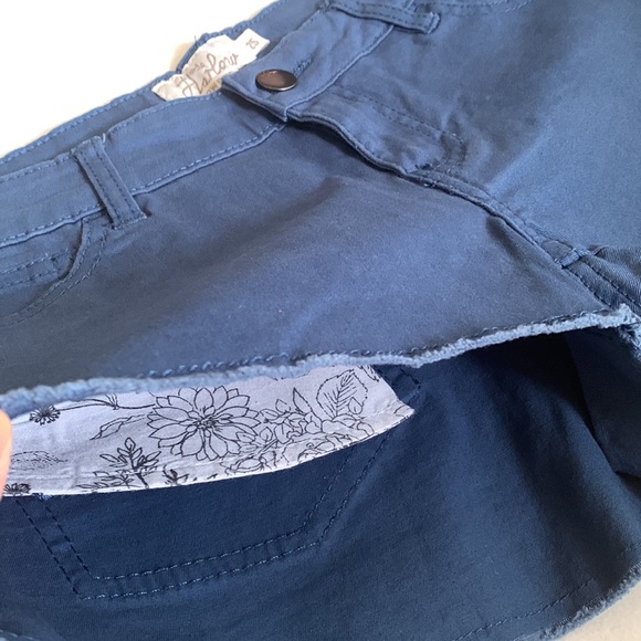 ‼️SOLD‼️ 3/$15 NWOT Shorts size 25 - Picture 4 of 4